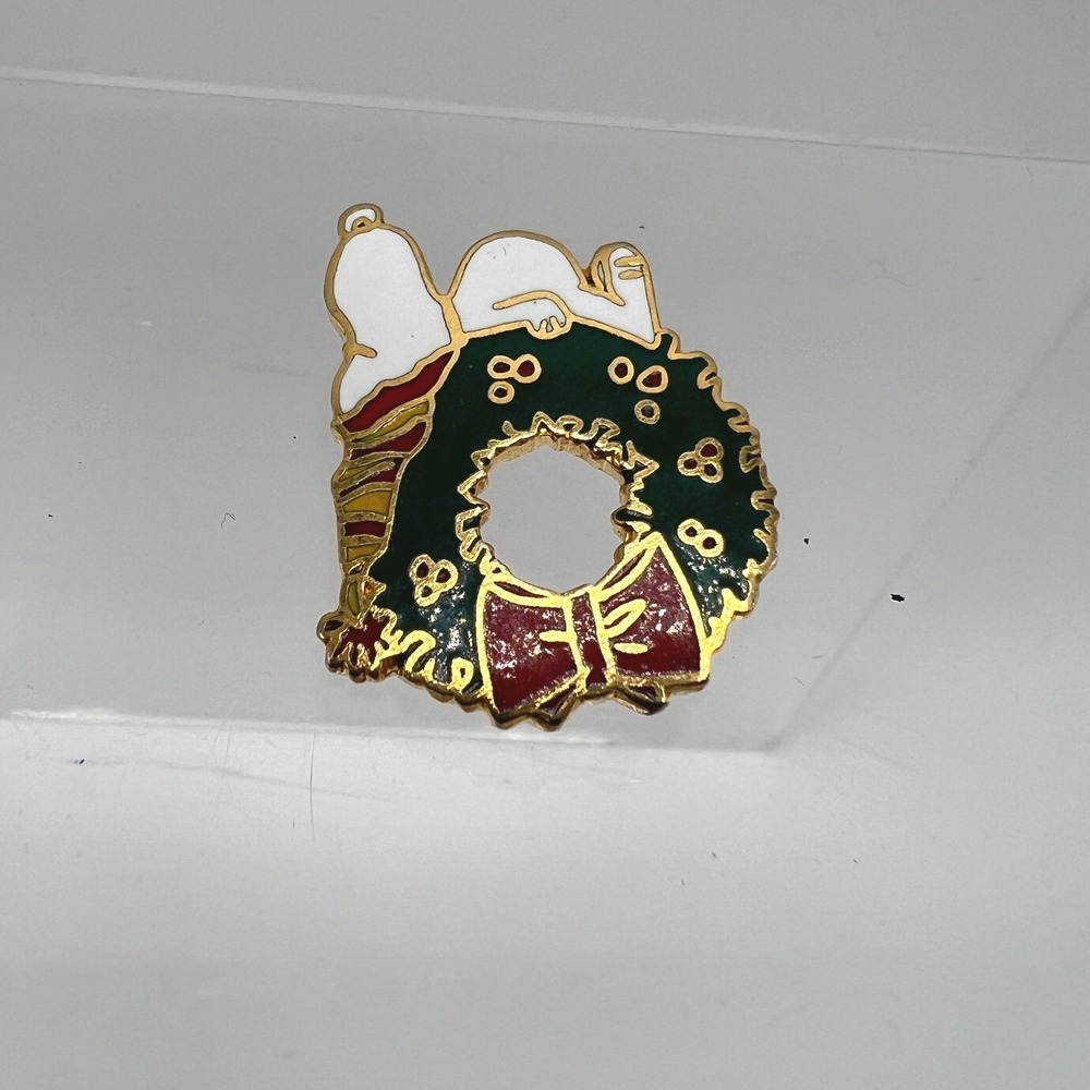 Vintage Snoopy Christmas Wreath Enamel Brooch Aviva Peanuts Holiday Pin 1.25"
